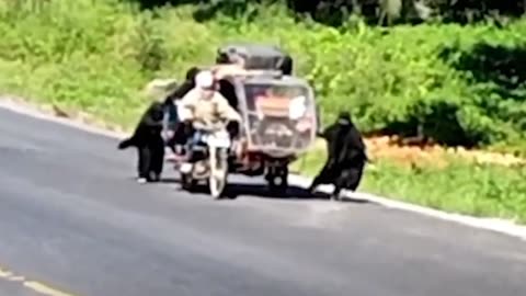 Tiga santriwati mendorong becak motor