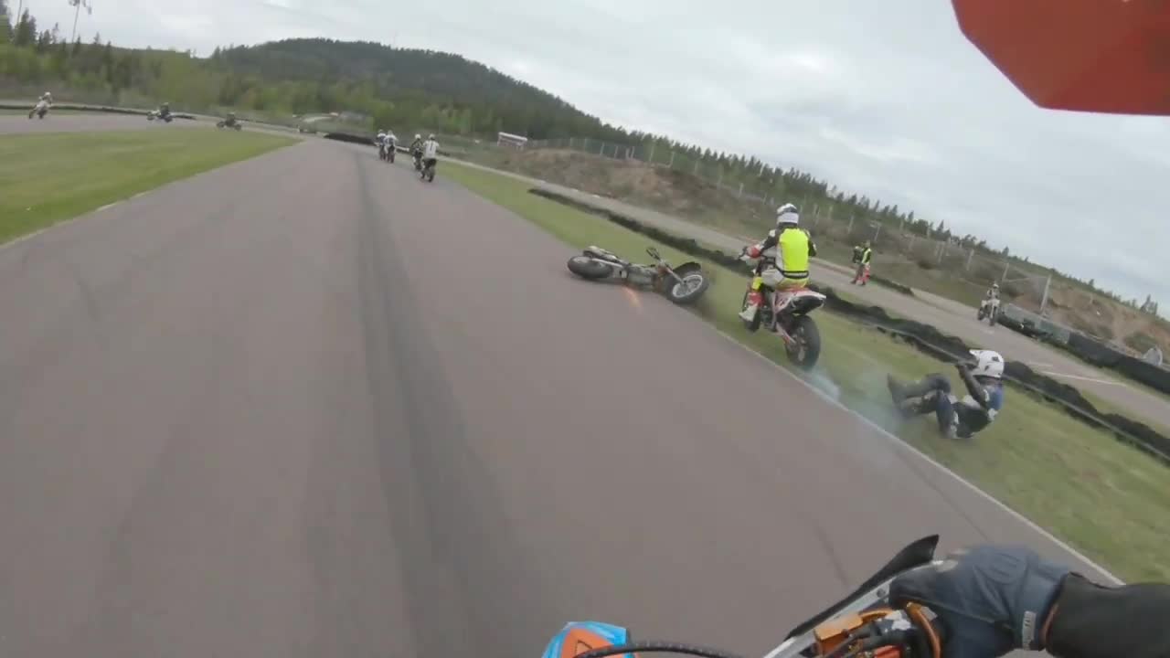 Guy Does A Fast Swerve To Avoid Hitting A Driver That Fell Off His Motorcycle During A Race