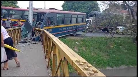 Accidente en Cali, buseta colisiona contra un puente peatonal