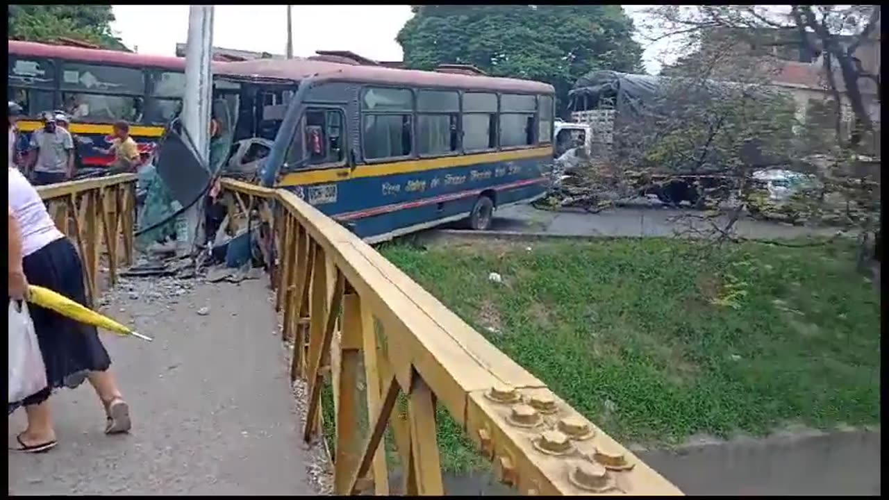 Accidente en Cali, buseta colisiona contra un puente peatonal