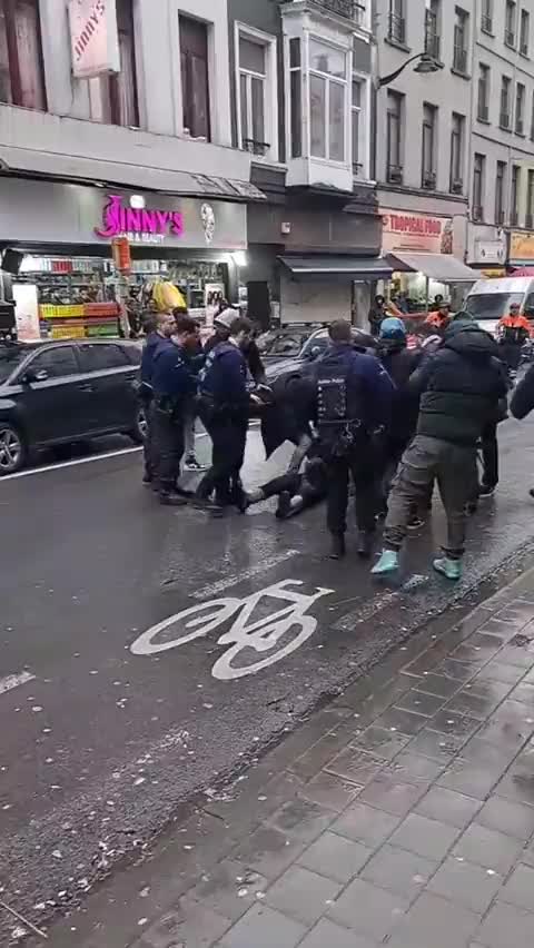 Brüssel, Polizei VS Einmänner VS Einmann mit Machete