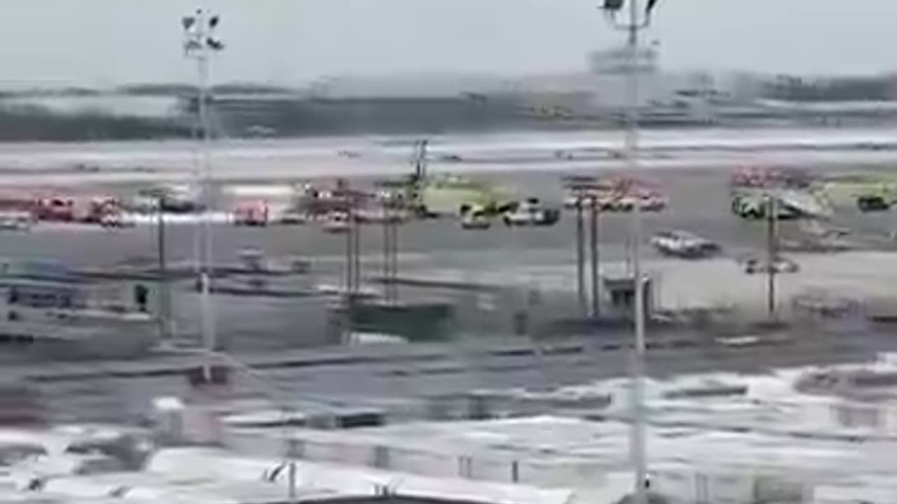 10,000 Gallons of Jet Fuel spills into JFK just now