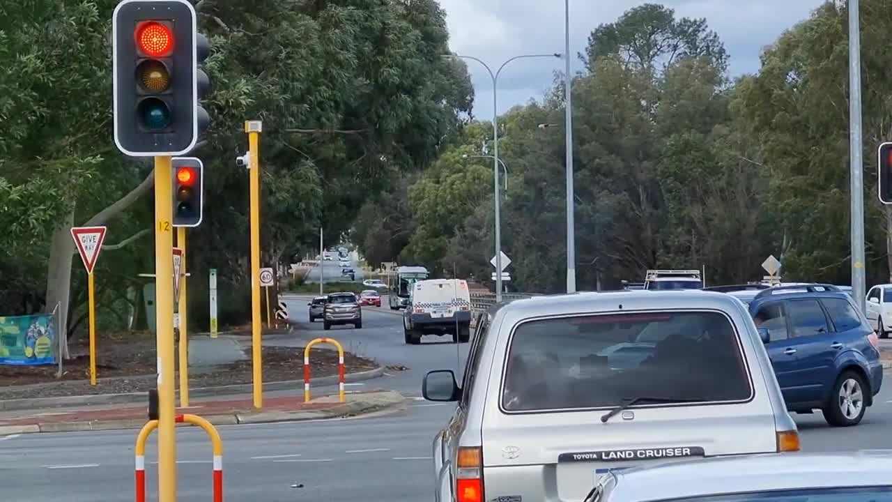 "RUMBLER SIREN DJ" - Police Responding Lights & Sirens - Thornlie WA - 28 July 2022