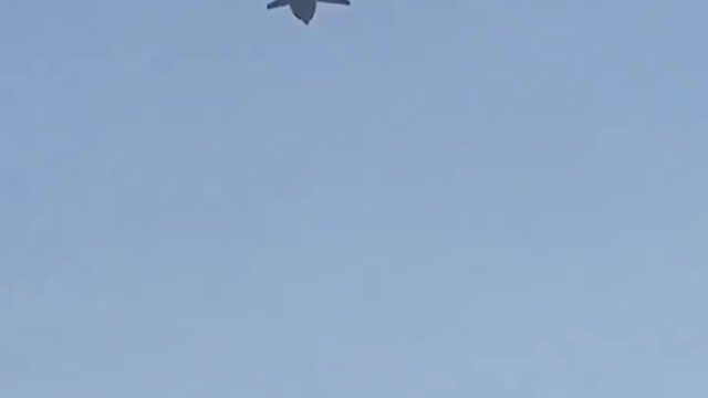 #2 Afghans desperate to escape the Taliban clinging onto the undercarriage of American planes