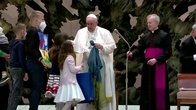 Pope holds Ukrainian flag, condemns 'atrocities'