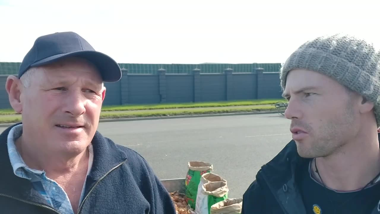 Scotty From Groundswell Delivers Veges To The Nurses Protest