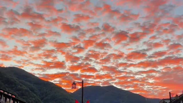 This morning's sunrise is really beautiful. Dajiuhu Lake is in golden autumn and October