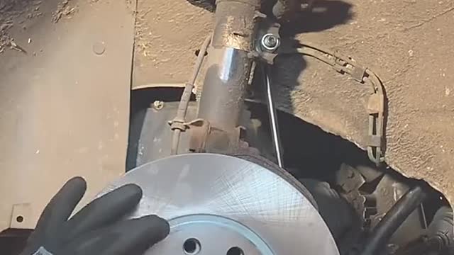Who knows the function of the brake disc screw?