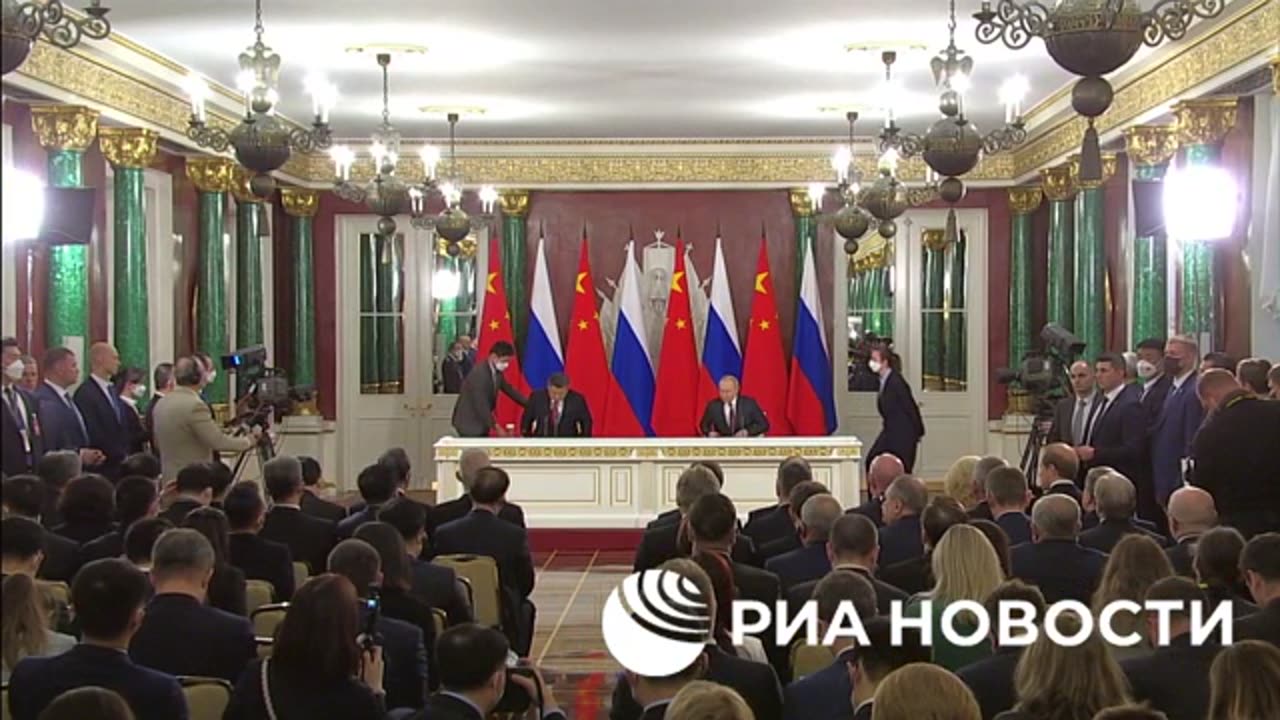 Footage of Putin and Xi Jinping signing joint documents