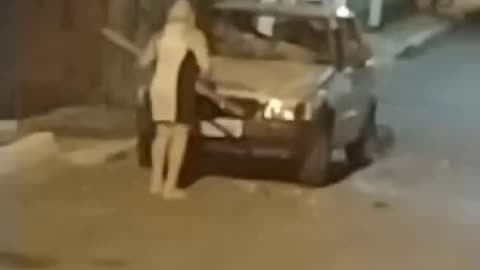 Mulher põe fogo em Carro