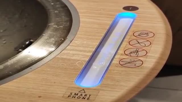 How Japanese Restaurants Clean Smartphones...