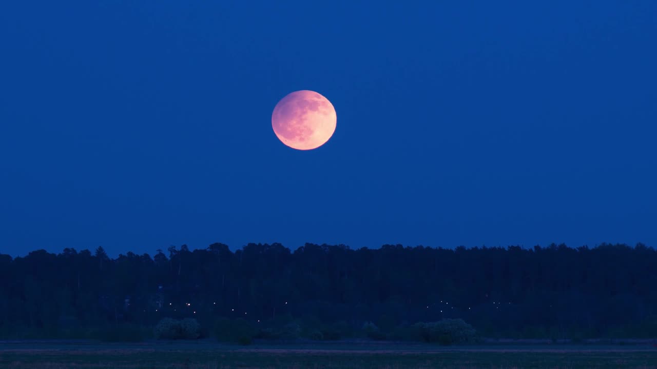 Moonrise at the moment of a penumbral eclipse