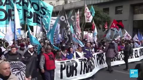 Protesters take to streets of Buenos Aires as Argentina economic crisis deepens • FRANCE 24