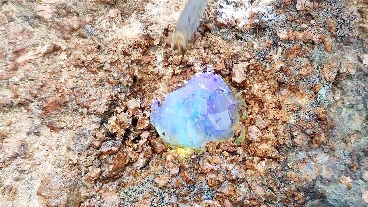 A huge diamond over 2 meters high. Underground crystal cave. Unable to dig out crystals