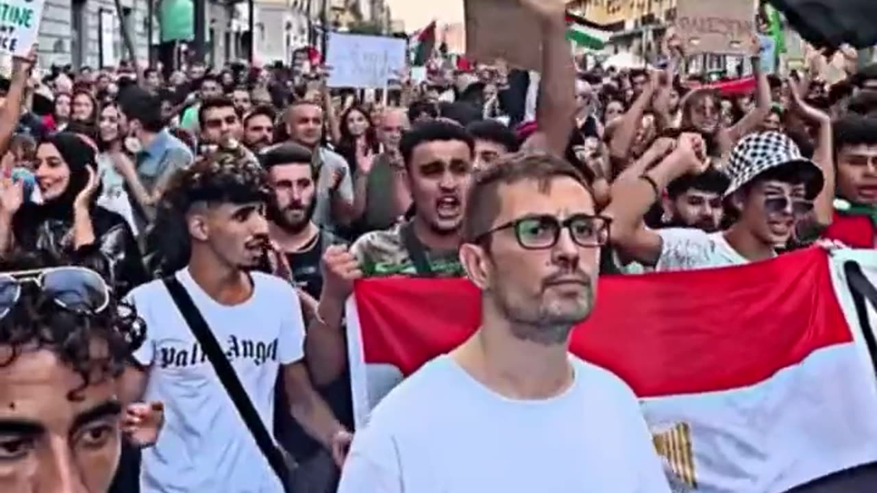 Pro-Hamas Muslims march en masse in Naples. Unrecognizable city.