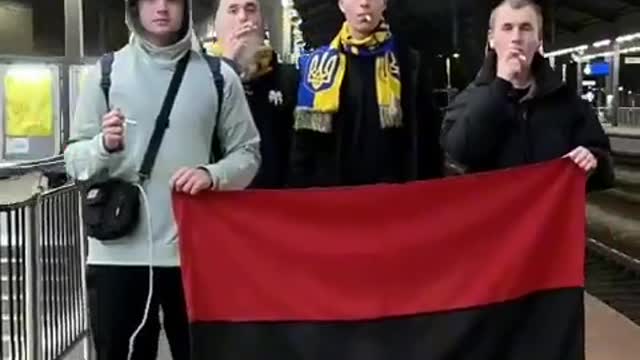 Ukrainians hang UPA flag in Polish train on way to match