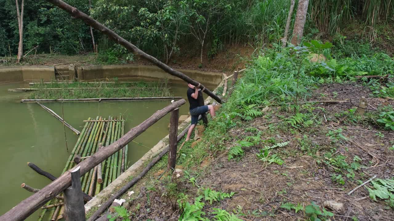 Make a pumpkin rig on the pond on a rainy heavy day, Revealing Duong private life. Primitive Skills