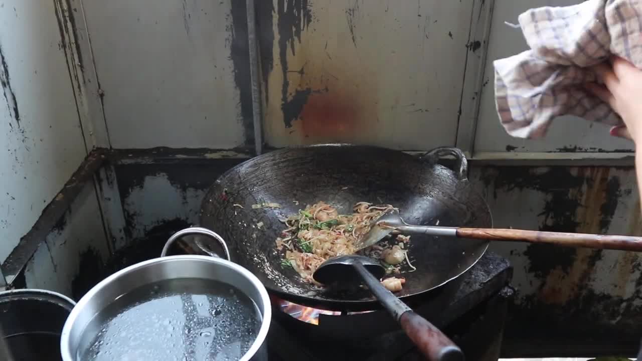 Lots Of Customers! Popular Char Kway Teow! Amazing Wok Skills and Wok Hei