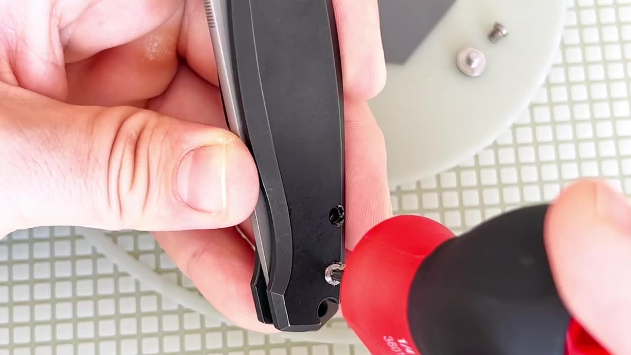 Giantmouse Sonoma Disassembly & Maintenance - Pocketknife Cleaning with Ballistol and Wiha Tools