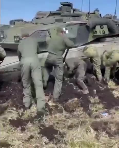 Ukrainian tanks stuck in mud