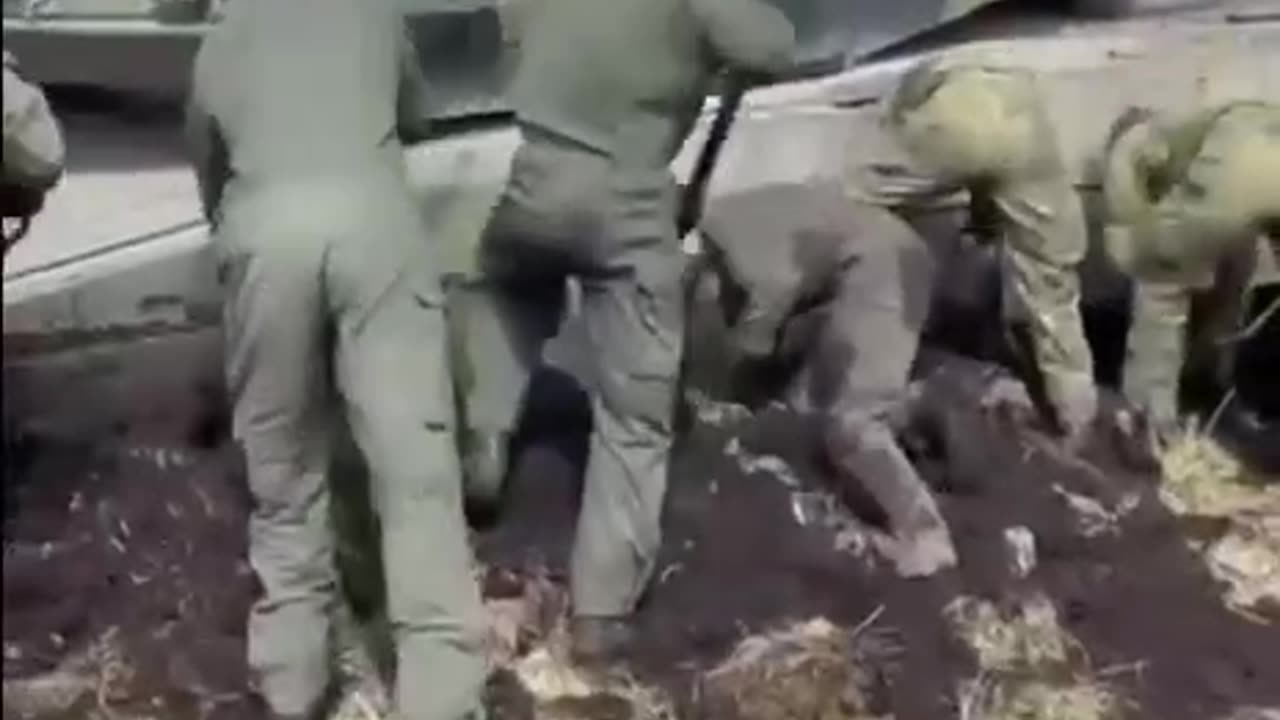Ukrainian tanks stuck in mud