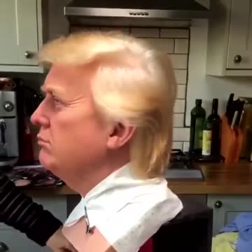 트럼프 가면과 빨간 넥타이