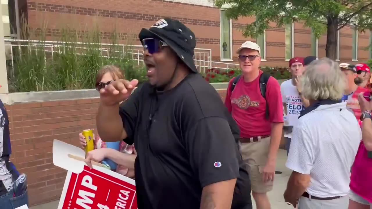 Black patriot defends Donald Trump against crazed liberal at Temple in North Philly 🇺🇸