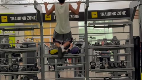 cute girl records me doing pull ups