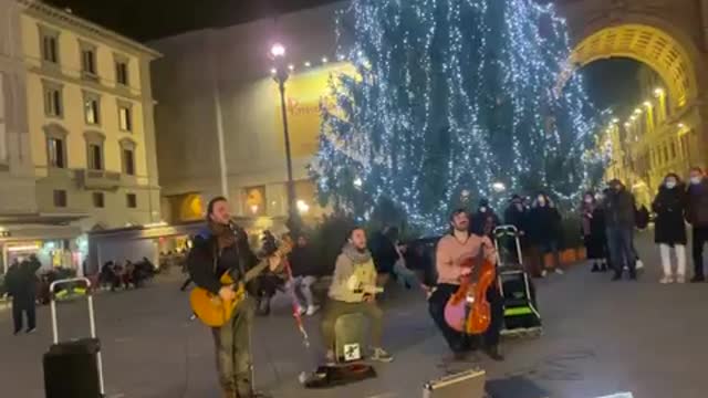 Artisti di strada infiammano Firenze - Buonasera signorina cover