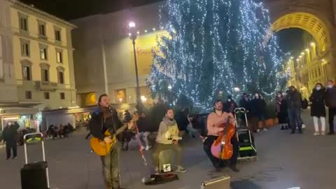 Artisti di strada infiammano Firenze - Buonasera signorina cover