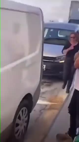 🎼🎵🎶🎶 ESTÁ LA ESCOBA, ESTÁ LA ESCOOOBAAAAA.... 🎶🎶🎵🎵🎵 (TÍTULO PARA CHILENOS.... 🤷‍♂️🤷‍♂️🤷‍♂️🤣🤣🤣)