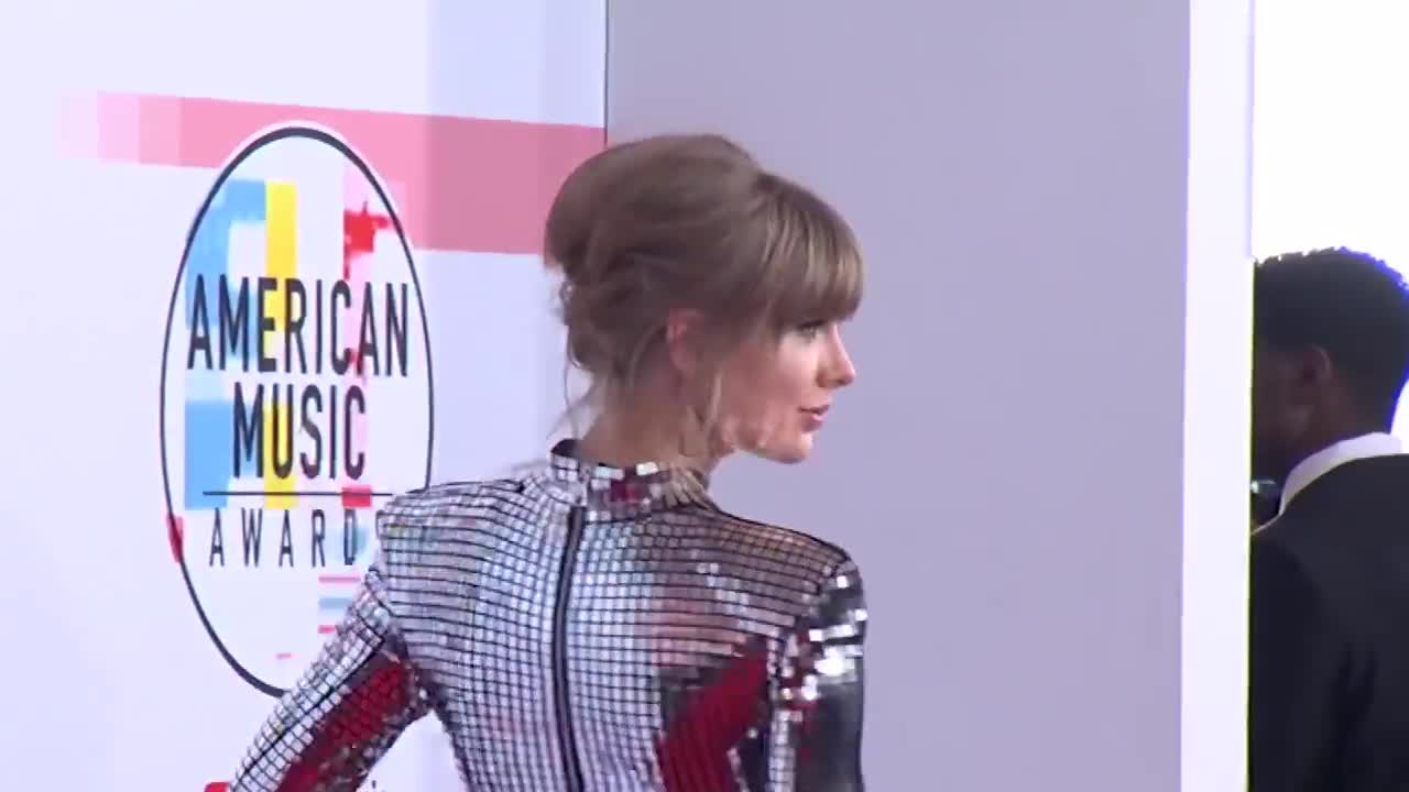 Taylor Swift In Sexy Silver Dress On American Music Awards