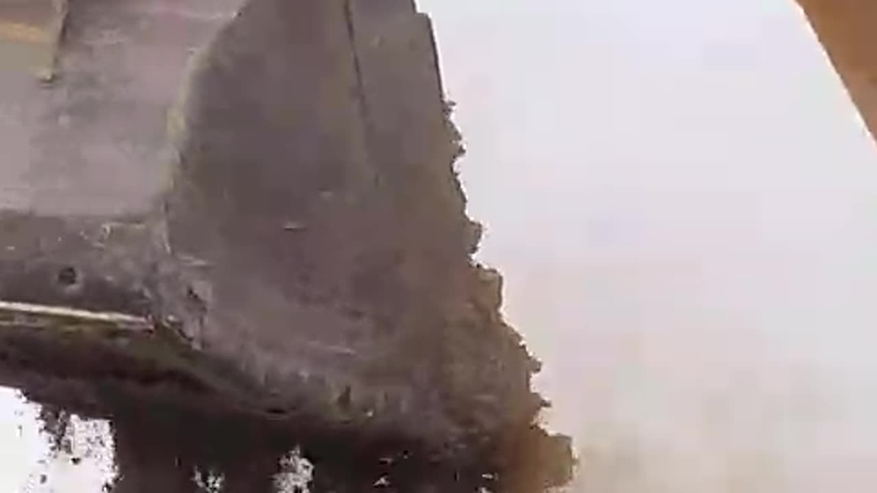 How to Excevator loading clay in dumper