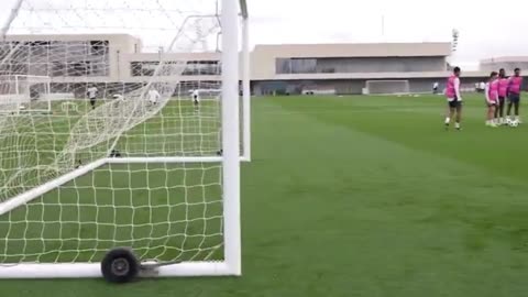 Modrić against a teammate 14 years younger in training