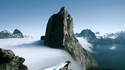 Enjoy the beauty of mountains and clouds