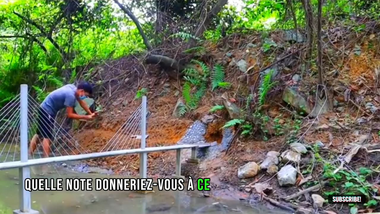 Un homme construit un pont sur l’océan à mains nues dans un ruisseau