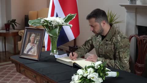 Ukraine: Zelensky signs UK Queen's condolence book