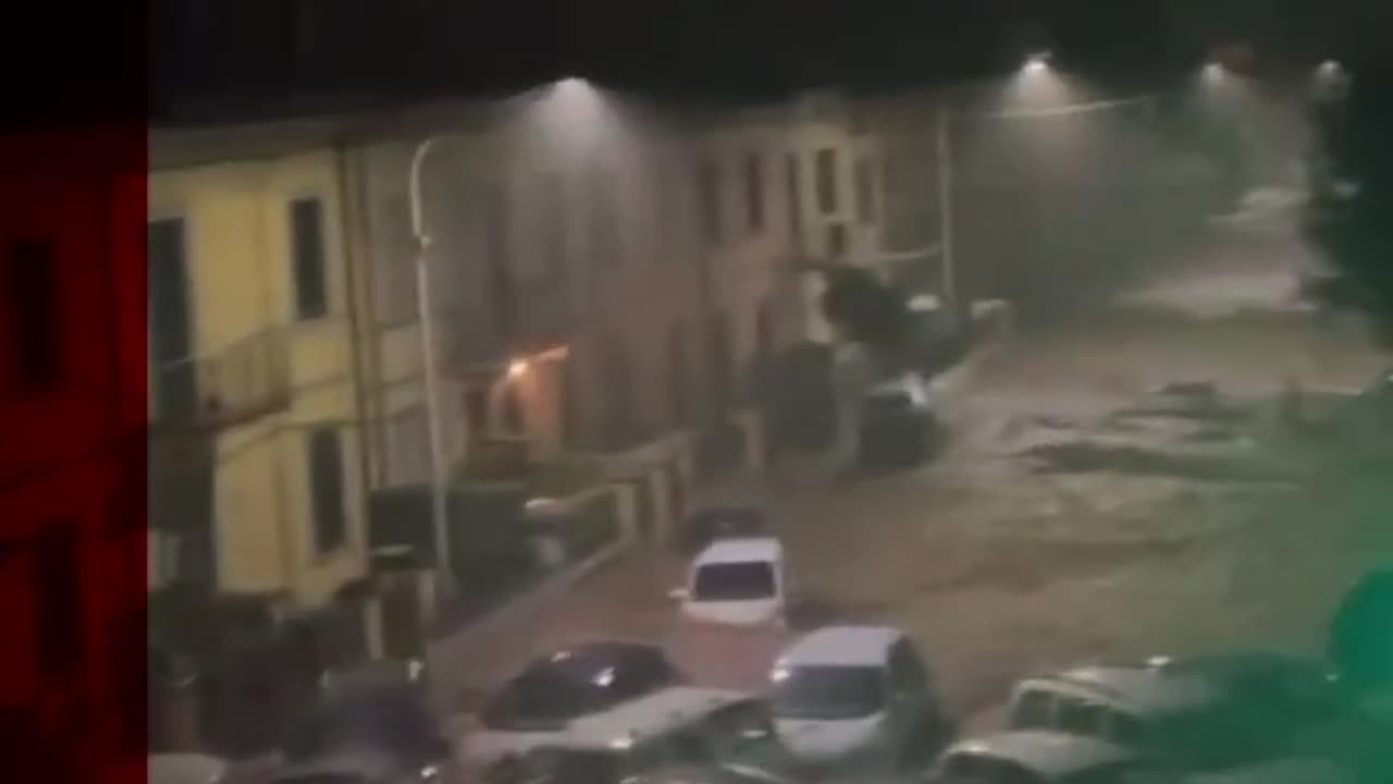 01.Cars are washed away in Italy as Storm Ciarán brings heavy rain. #StormCiaran #Tuscany #BBCNews