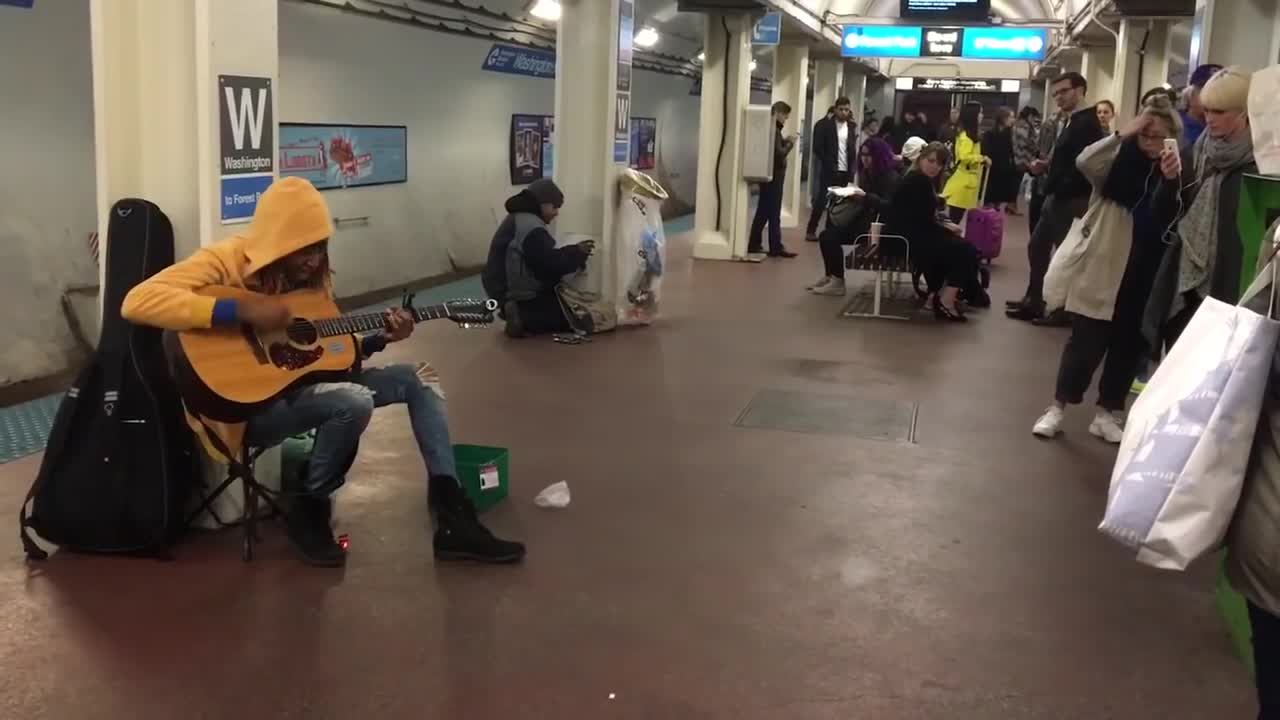 Amazing subway performer stuns crowd with Fleetwood Mac cover of 'Landslide'