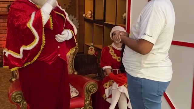 Deaf Student Meets a Santa Who Knows Sign Language