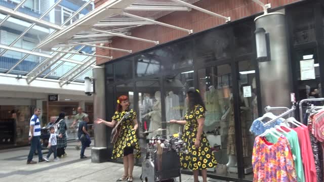 Haring en Bier Festival Vlaardingen 2022 Leuke Live muziek in het Winkelcentrum