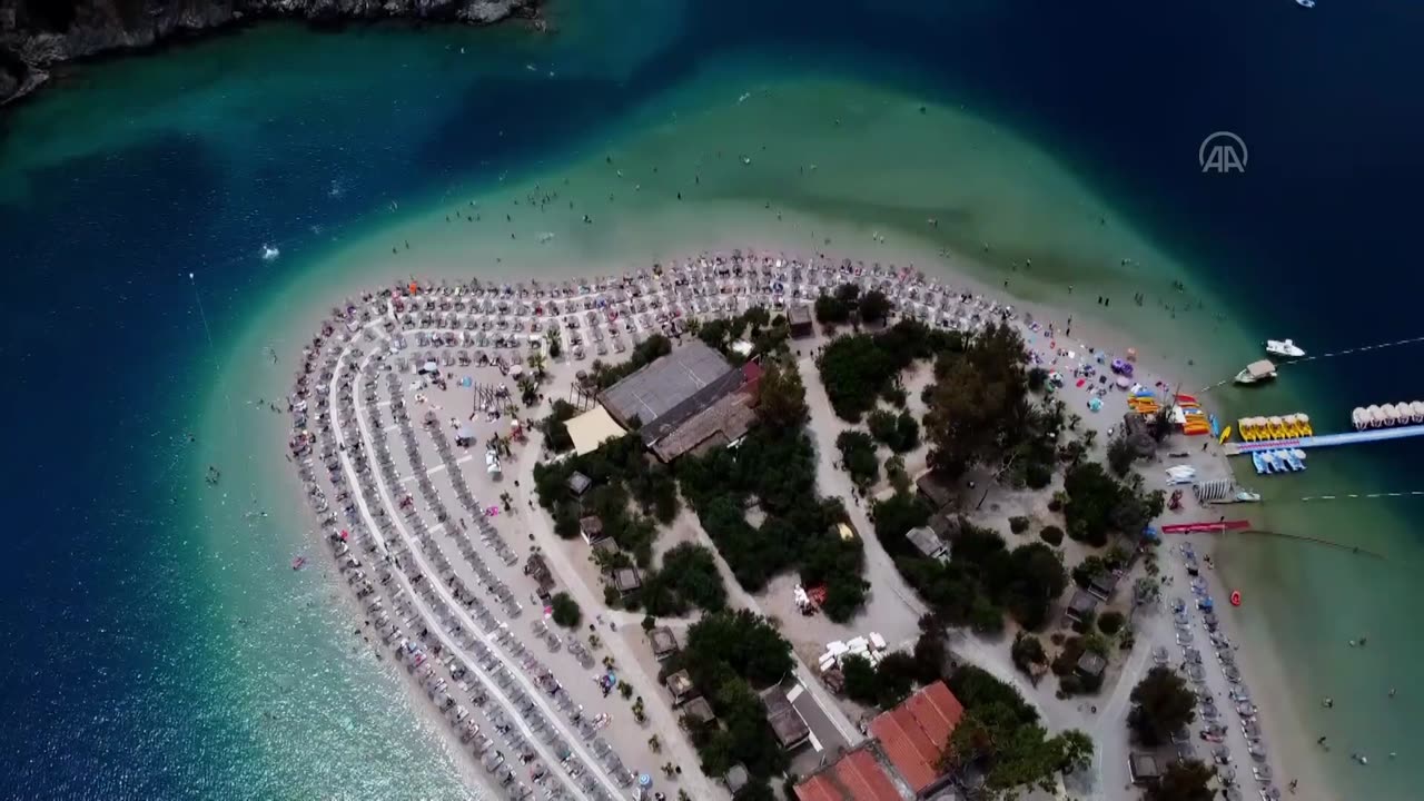 Heatwave Causes Crowded Beaches in Fethiye and Marmaris