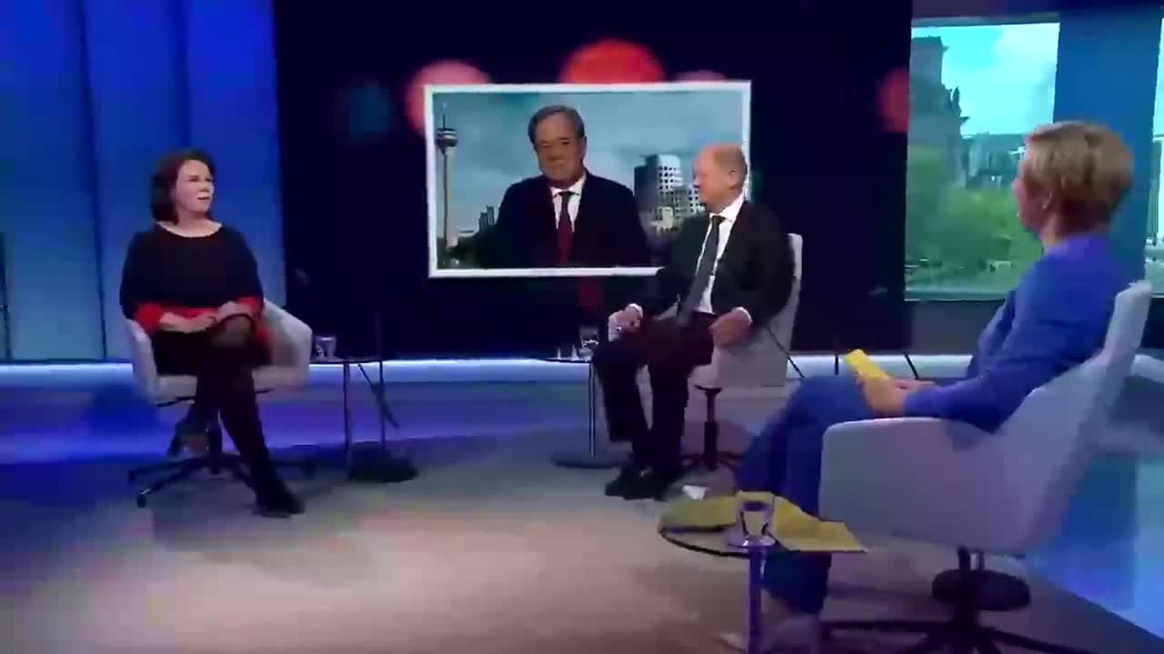 Baerbock und die Stecker - Vorteile der EU 🤣