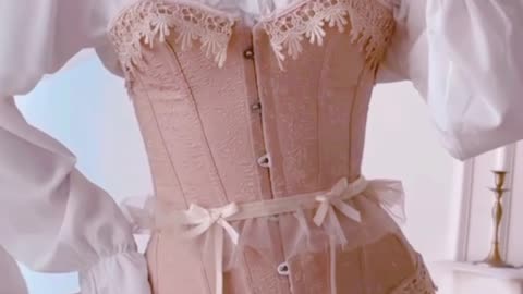 How to wear a Vintage Corset