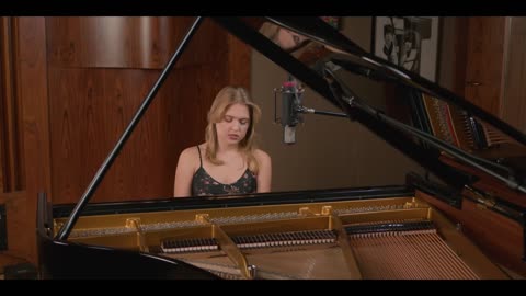 Hello - Lionel Richie (Piano & voice cover by Emily Linge)