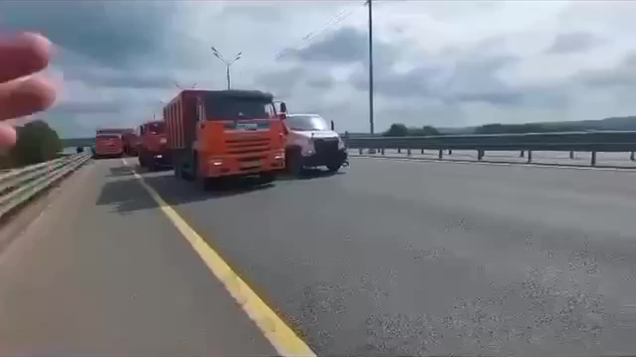 Video from a police officer about the blocking of federal highways.