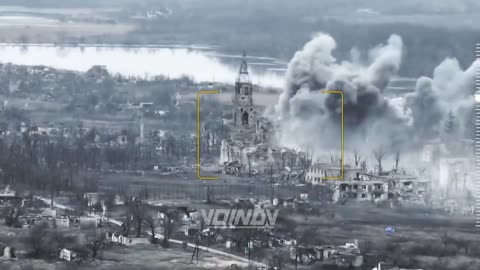 Russian thermobaric strikes on the Ukrainian-held center of Novomykhailivka.