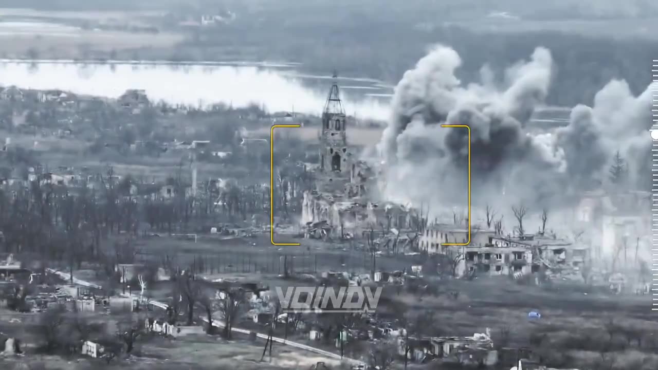 Russian thermobaric strikes on the Ukrainian-held center of Novomykhailivka.