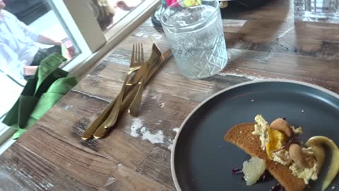 Restaurant Just Rotterdam diner, een toast kunstwerkje met cashewnoten