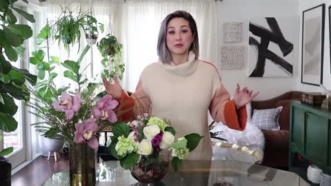 DIY FLOWER ARRANGEMENT under $30 with Grocery Store Flowers | Julie Khuu